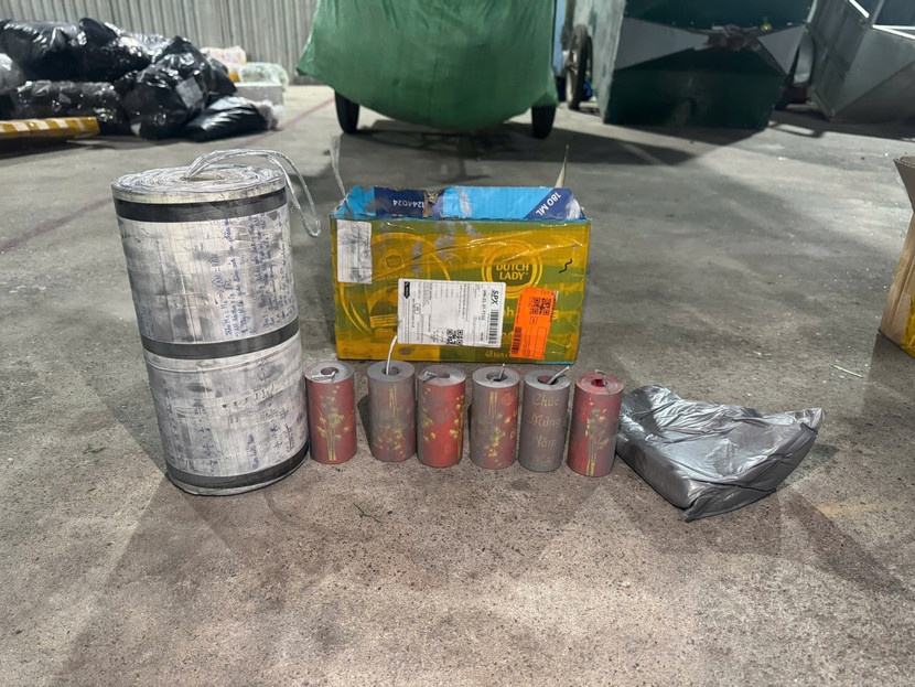 Bat nhom doi tuong san xuat, buon ban phao no qua duong buu chinh hinh anh