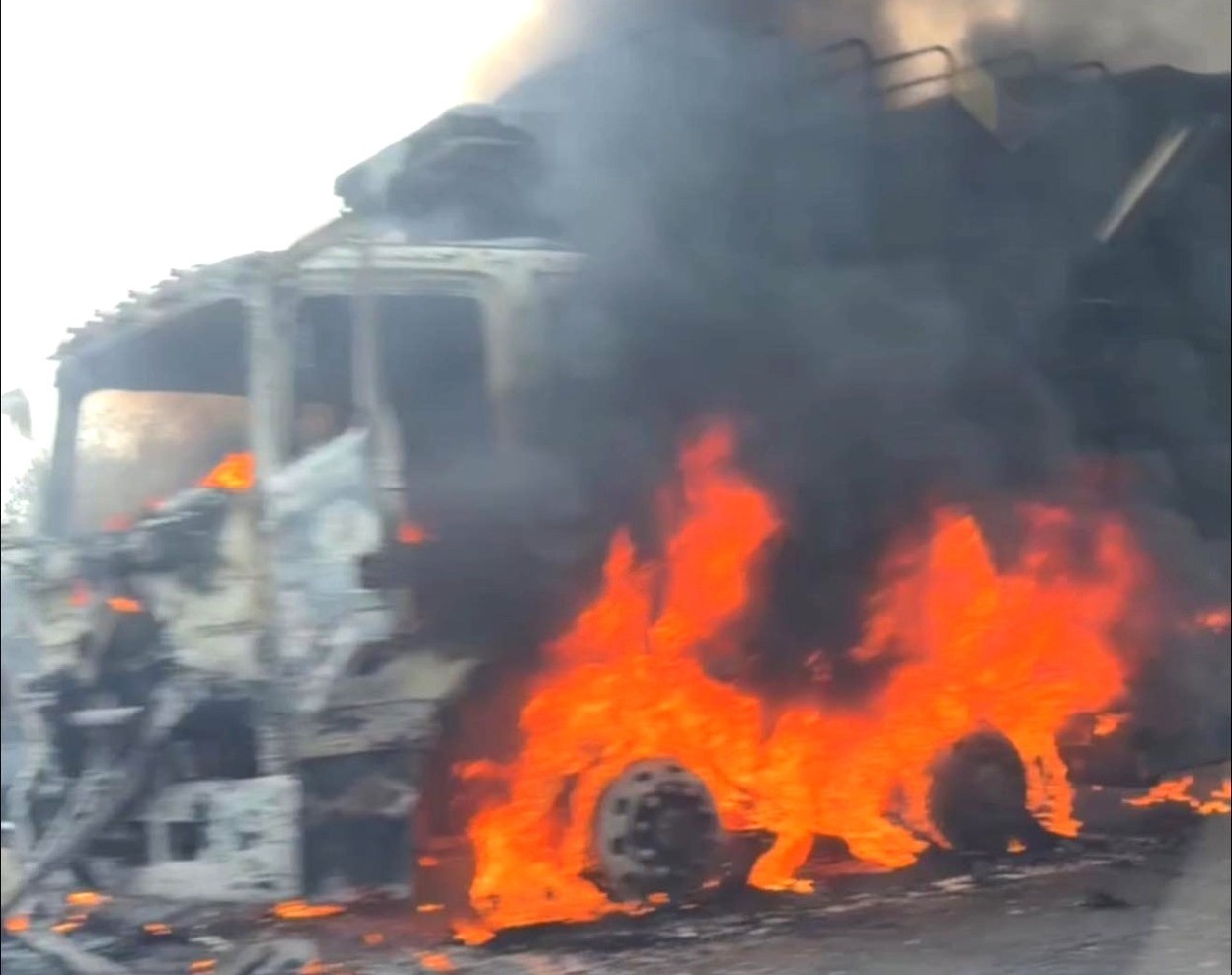 Xe tai boc chay do ruc tren cao toc Phan Thiet - Dau Giay hinh anh