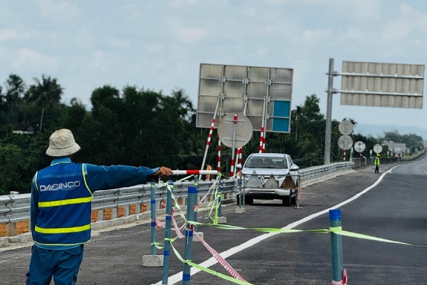 Dung thong xe tren cao toc Quang Ngai - Hoai Nhon hinh anh