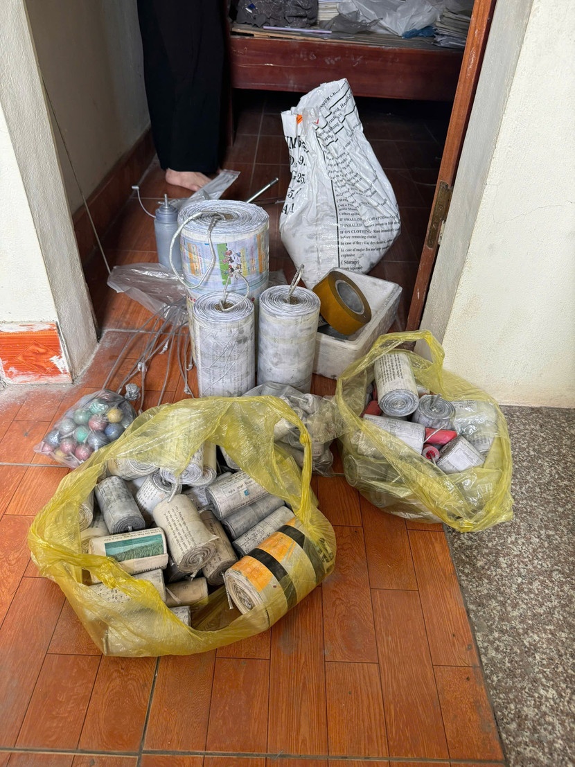 San xuat,  buon ban phao no,  Qua duong buu chinh anh 2