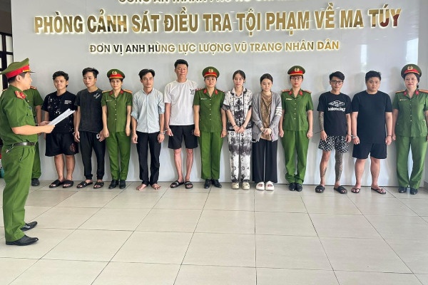 Nguy trang ma tuy trong hop thuc an thu cung de dua di tieu thu hinh anh