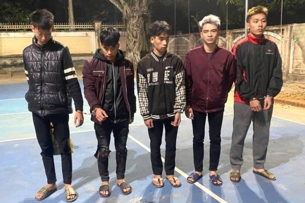 Nhom doi tuong ruot chem nhau tren duong roi treo len tang 3 co thu hinh anh