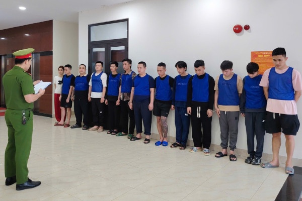 Bat 13 doi tuong trong duong day lua dao gia danh ngan hang hinh anh