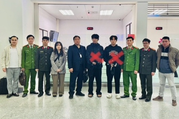 Ban giao 2 doi tuong truy na do cua Interpol cho Han Quoc hinh anh