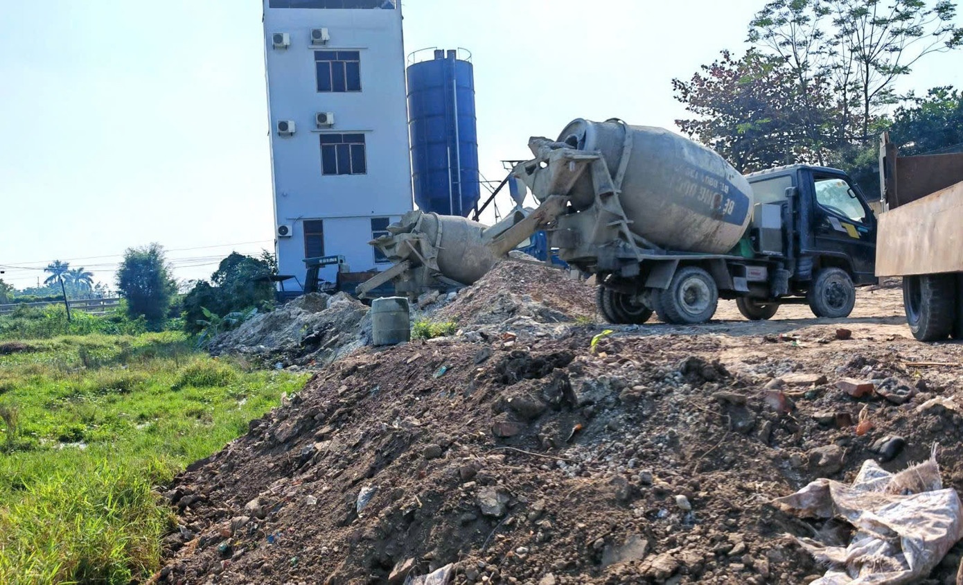 Khoi to chu tram tron be tong do trom 150 tan chat thai xuong ruong hinh anh