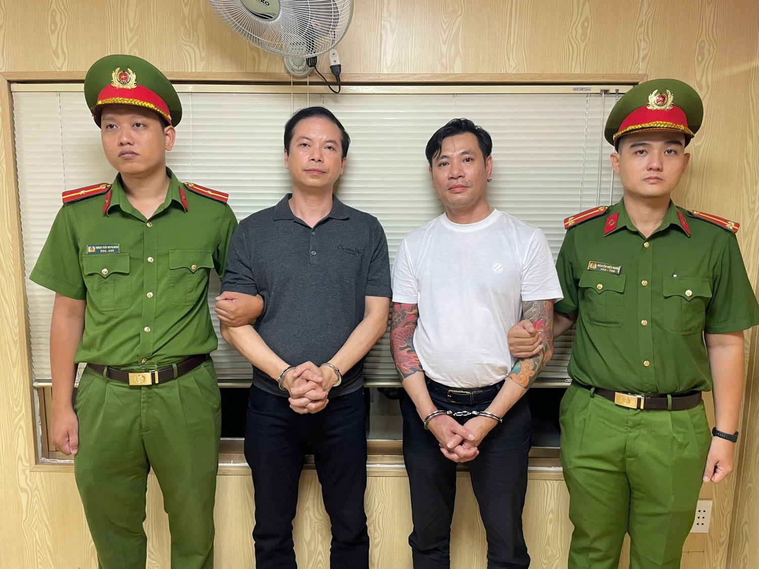 Bat 2 nguoi gay ra vu au da sau va cham giua xe Bentley va taxi hinh anh