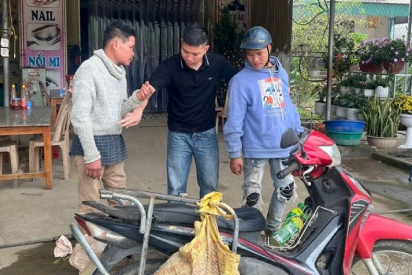 Khoi to 2 bi can trom trau tren nui, xe thit ban lay tien tieu xai hinh anh