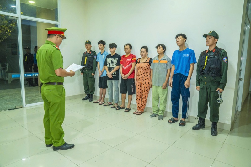 Mua ma tuy,  Ve phong tro,  Cung nhau su dung anh 1