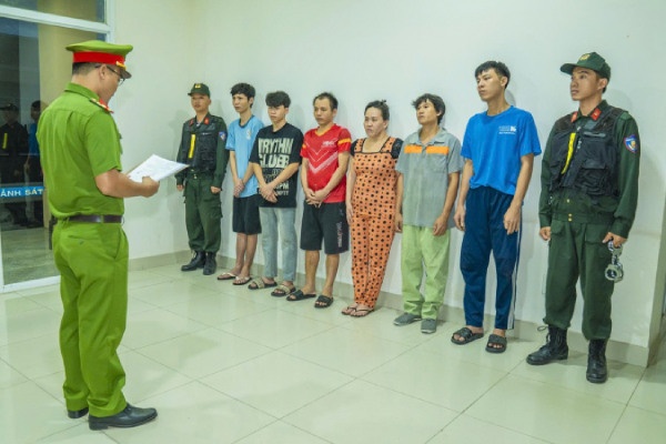 Khoi to 6 bi can mua ma tuy ve phong tro cung nhau su dung hinh anh