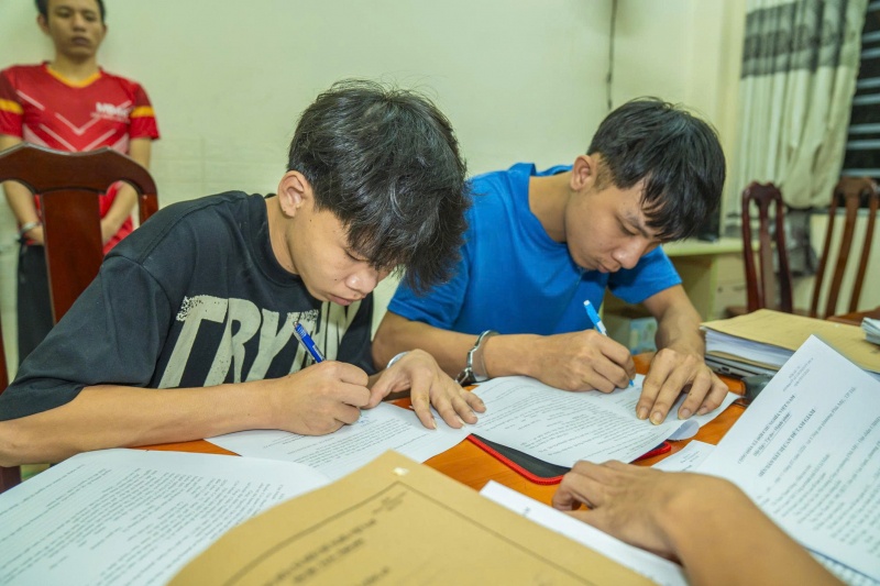 Mua ma tuy,  Ve phong tro,  Cung nhau su dung anh 2