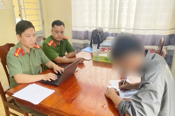 Cac nhom bao chot,  Canh sat giao thong anh 1