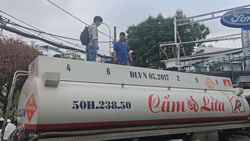 Lat tay chieu,  ho bien dung moi,  Thanh xang RON 95,  Tram xang Duc Loi,  Cay xang Duc Loi anh 1