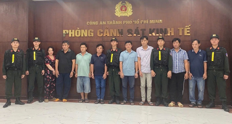 Lat tay chieu,  ho bien dung moi,  Thanh xang RON 95,  Tram xang Duc Loi,  Cay xang Duc Loi anh 3