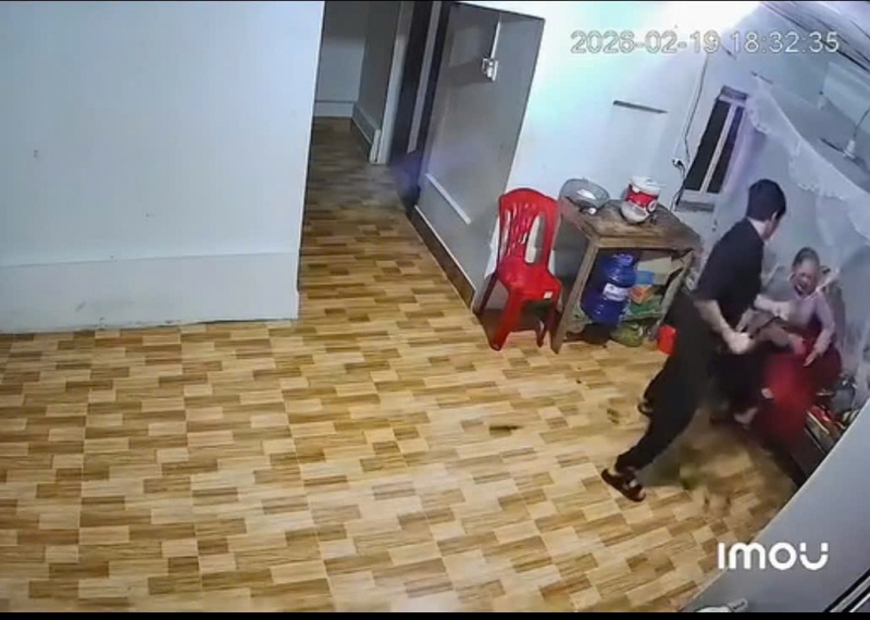 Xac minh clip,  Nghi van con trai,  Hanh hung me anh 1