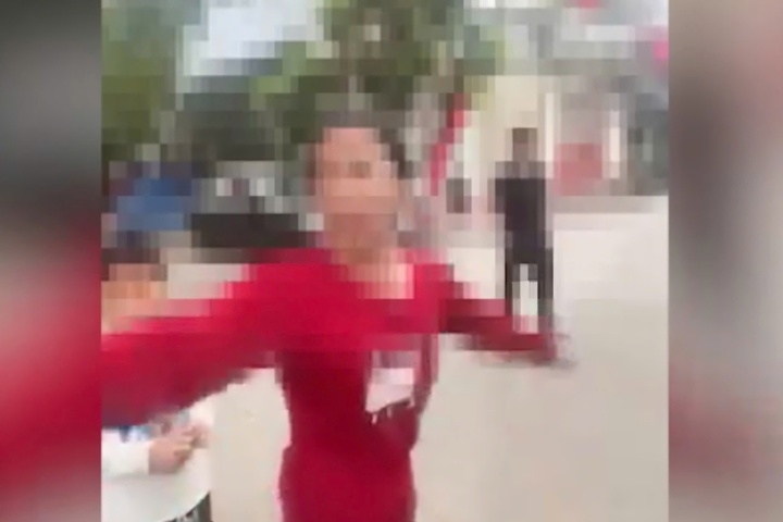 Moi nguoi doi thu tien do xe gan cong chua o Ninh Binh len cong an hinh anh