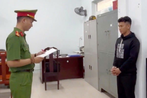 Bat nam thanh nien ru ban gai nhi vao nha nghi de 'tam su' hinh anh