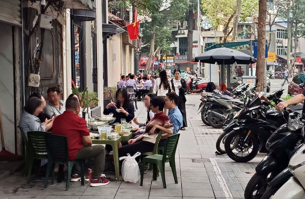 Hang bia, quan nhau lan chiem via he sau Tet hinh anh