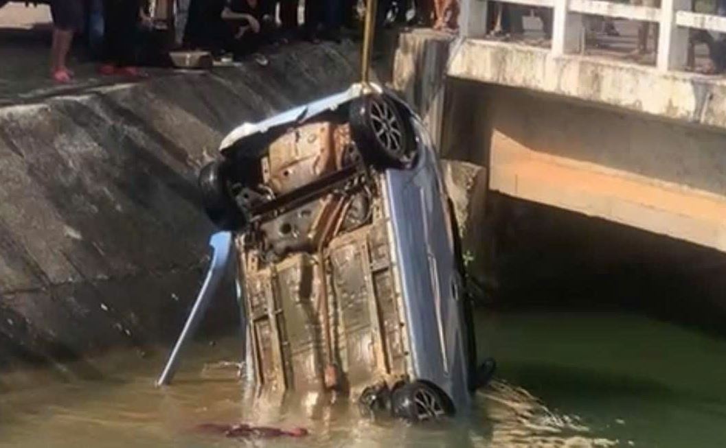 Phat hien hai thi the cung oto duoi kenh o Gia Lai hinh anh