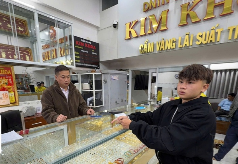 Hai thanh nien,  Cuop tiem vang,  Dem giao thua anh 1