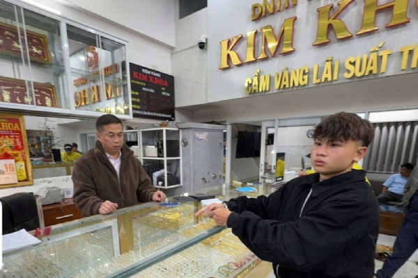 Hai thanh nien cuop tiem vang dem giao thua, bi bat sau 16 gio gay an hinh anh