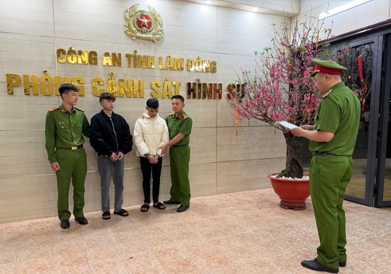 Hai thanh nien,  Cuop tiem vang,  Dem giao thua anh 2