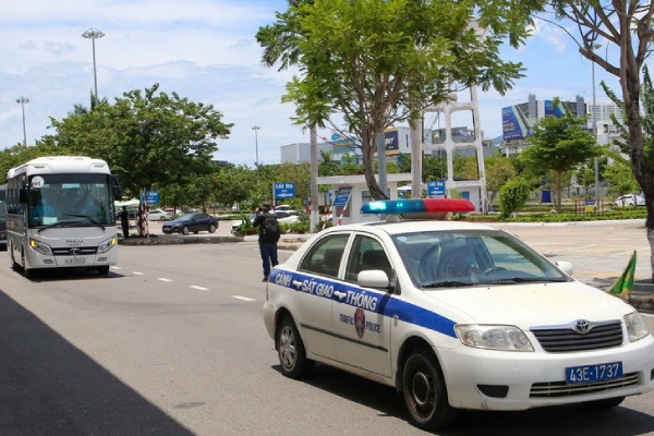 CSGT se dan duong, ho tro cac doan cho nhan dan ve que an Tet hinh anh