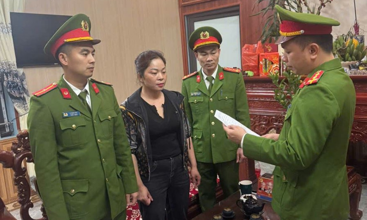 Bat doi tuong,  thu tien do xe,  trai phep anh 1