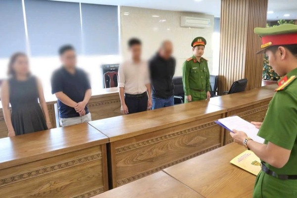 Cau ket 3 giam doc de mua ban trai phep hoa don, can bo thue bi bat hinh anh