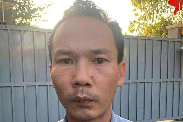 Ca chuc nguoi sap bay lua doi tien moi cua cuu nhan vien ngan hang hinh anh