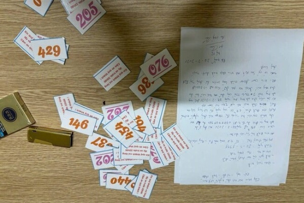 Nhom 'con nghien' chiem dung via he, thu tien giu xe trai phep hinh anh