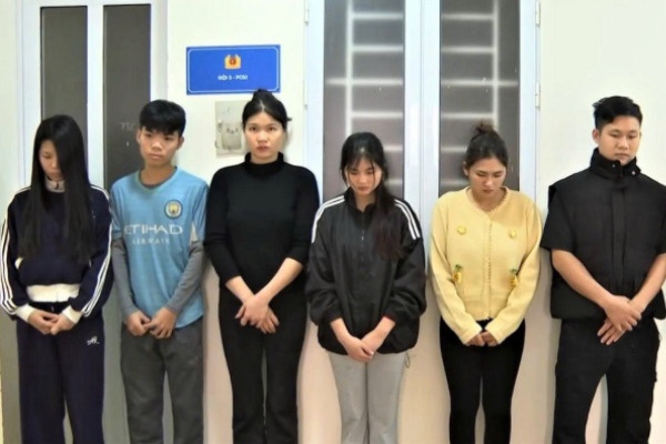 The cao trung thuong, tro choi mat Tet hinh anh