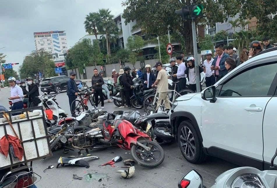 Tai xe oto nghi dap nham chan ga, gay tai nan cho 12 xe may cho den do hinh anh