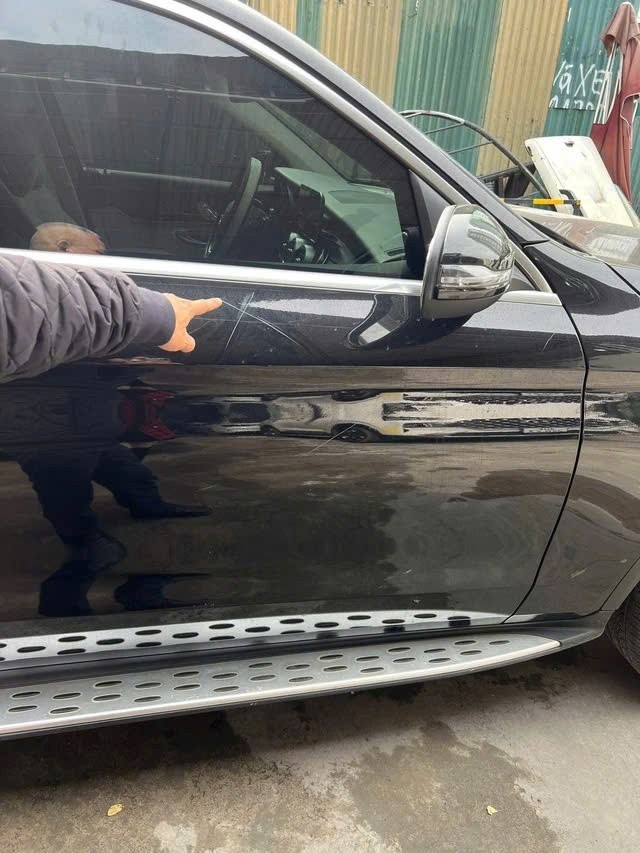 Dap pha oto Mercedes anh 1