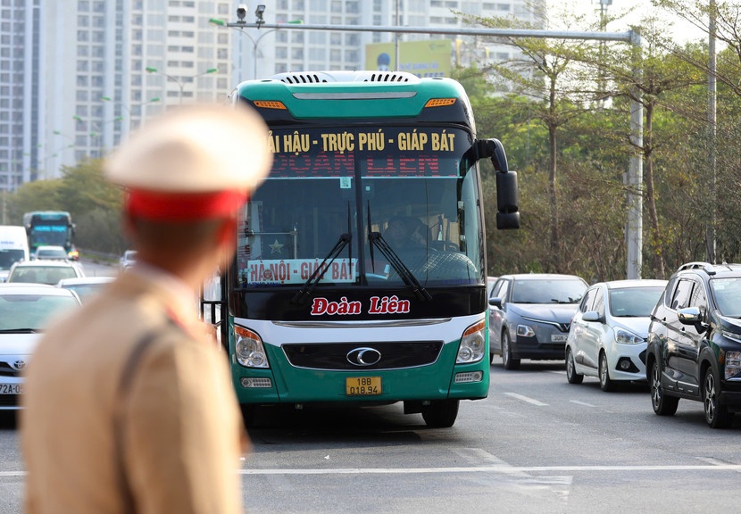 Hang loat xe khach,  cho qua quy dinh,  Van tai Ngoc Son,  Cong ty Ngoc Son,  Doanh nghiep Ngoc Son anh 1
