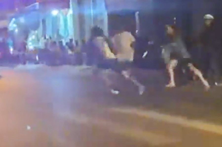 2 nhom danh nhau,  Gay nao loan,  Khu pho Nha Trang anh 1