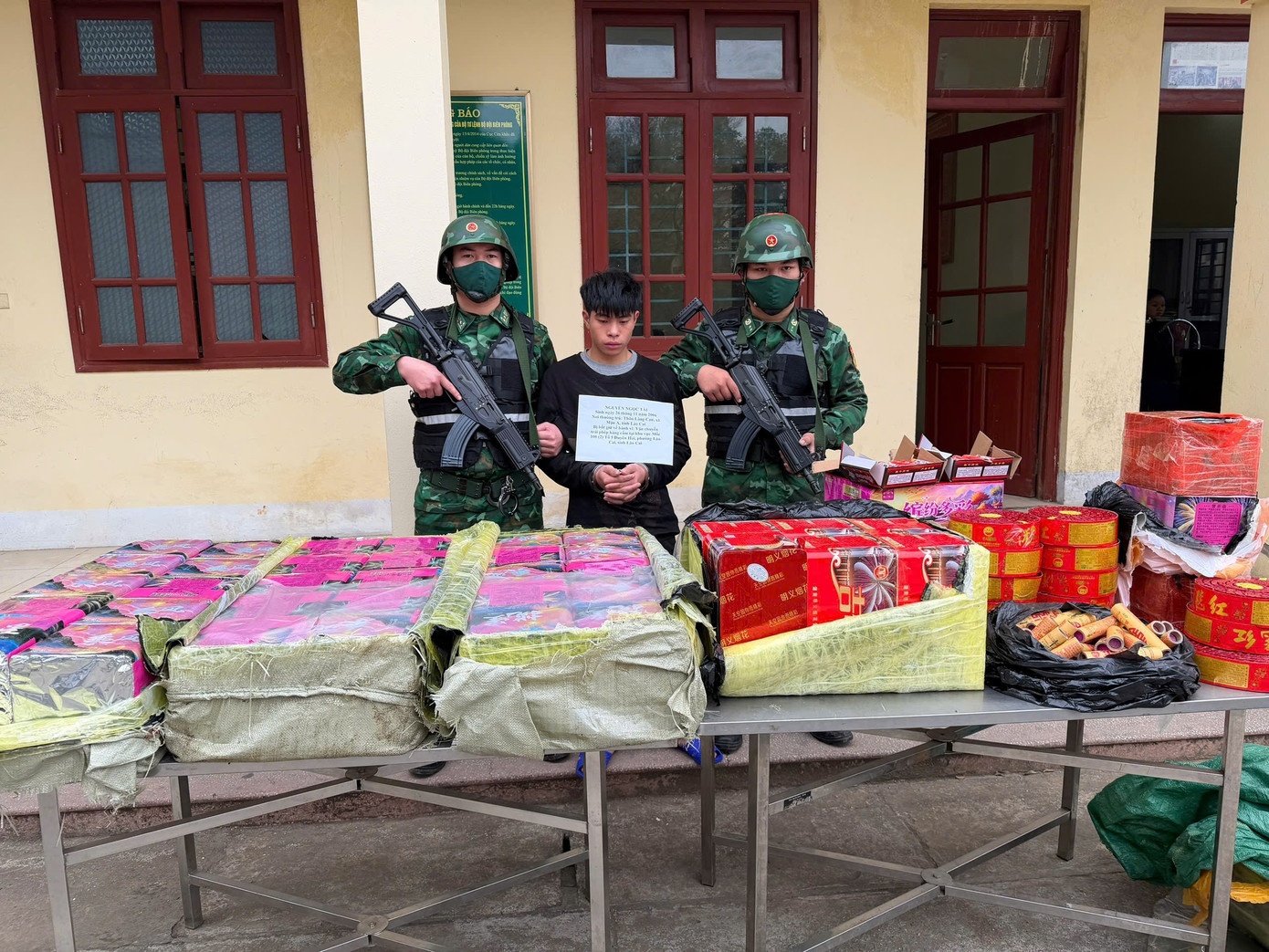 Om hang tram kg phao lau boi qua song ve Viet Nam hinh anh