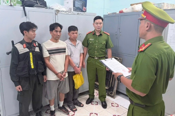 Bat khan cap nhieu tai xe gay nao loan truoc cong san bay Tan Son Nhat hinh anh