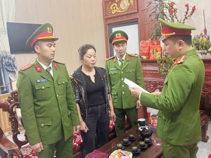 Nguoi chui boi,  thu tien trong xe anh 1