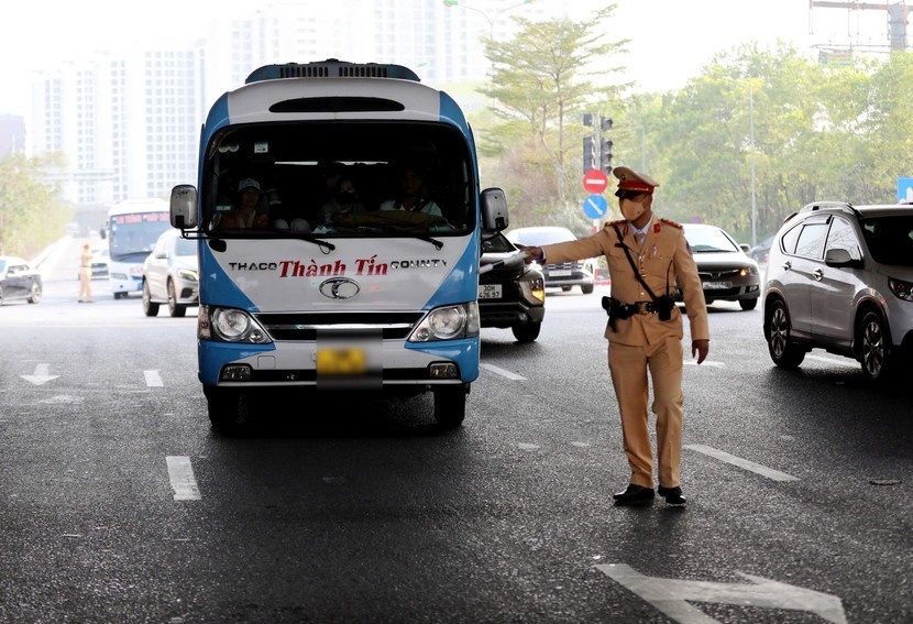 Hang loat xe khach,  cho qua quy dinh,  Van tai Ngoc Son,  Cong ty Ngoc Son,  Doanh nghiep Ngoc Son anh 3
