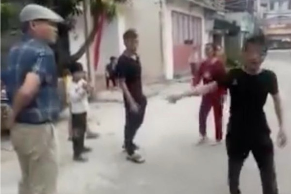 Cong an xu ly vu doi tien do oto truoc cong chua Goi Ninh Binh hinh anh