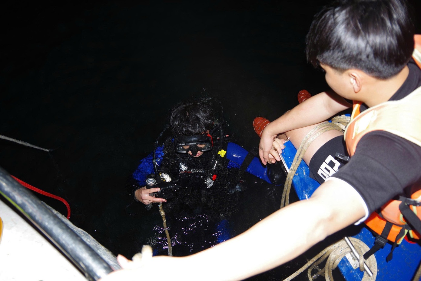 Hon 500 nguoi xuyen dem tim kiem nguoi mat tich trong vu chim tau hinh anh