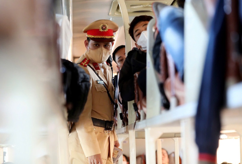 Hang loat xe khach cho nguoi qua quy dinh bi xu ly hinh anh