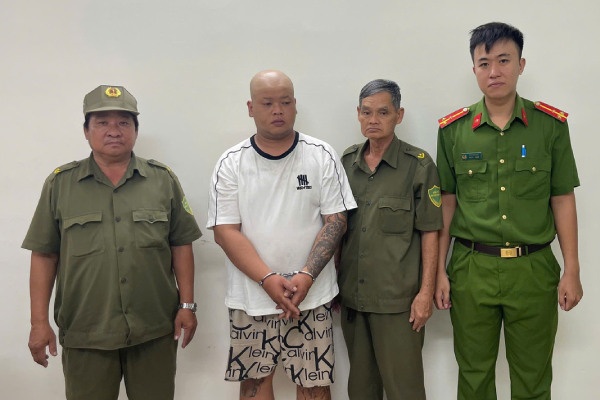 Cong an TP.HCM bat nghi pham cuop giat dien thoai roi tron ra dao hinh anh