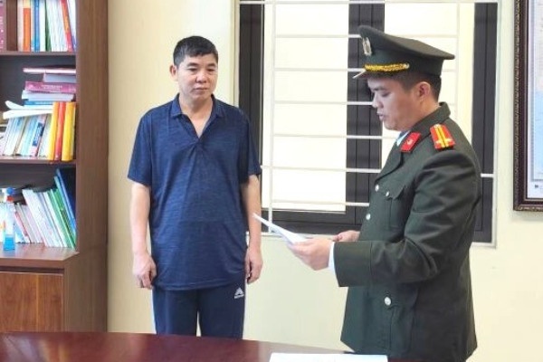 Khoi to 2 doi tuong lam gia giay kham suc khoe cua benh vien de ban hinh anh