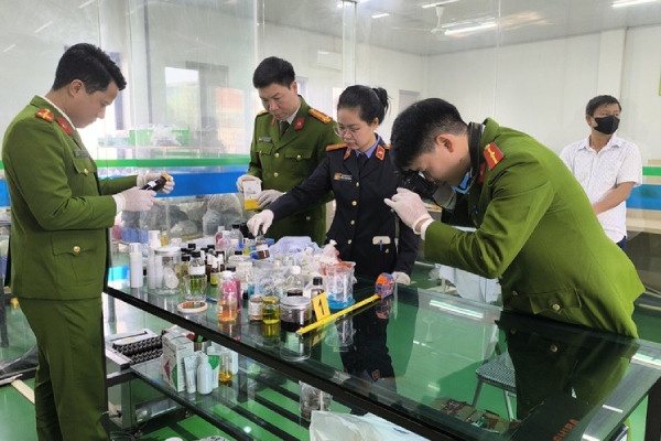 Khoi to nhom doi tuong san xuat, buon ban thuc pham gia quy mo lon hinh anh