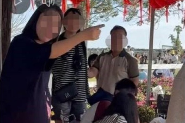 Vi chiec ghe ngoi o quan ca phe ngay Tet, 2 chi em bi danh nhap vien hinh anh