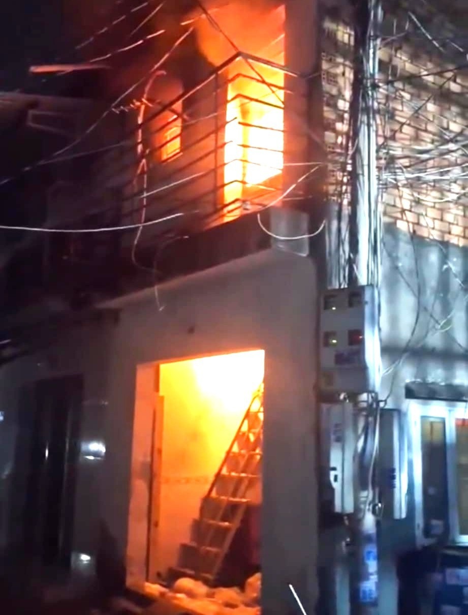 Can nha boc chay du doi trong dem o TP.HCM hinh anh