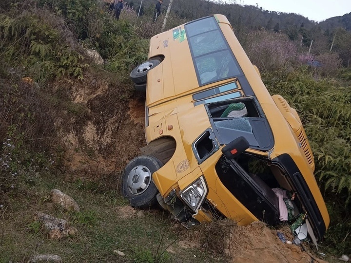 Oto khach lao xuong suon doi o Lao Cai hinh anh