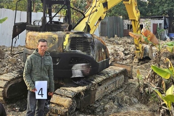 Do xang dot may xuc, nguoi dan ong o Bac Ninh bi khoi to hinh anh