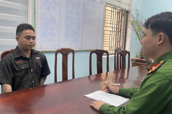 Bat nam thanh nien gia danh cong an lua dao chiem doat tai san hinh anh